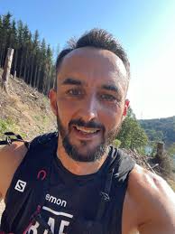 Wenn ich mit Menschen über meine Leidenschaft spreche 50, 70 oder gern auch  100 Kilometer am Stück zu laufen höre ich oft die Frage: „Wovor läufst Du  weg?“