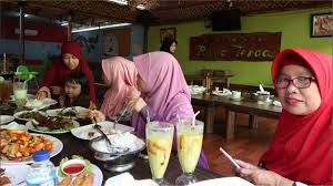 33, medan satria, pejuang, kecamatan medan satria, kota bekasi, jawa barat 17131. Wisata Kuliner Keluarga Di Bekasi Riung Tenda Meli Melo Harapan Indah Bekasi Barat Youtube