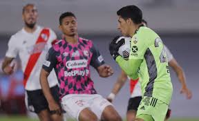 And the team only managed to win one game of their last five matches in all competitions, so they didn't go on. Para La Historia Santa Fe No Pudo Ante River Que Jugo Sin Arquero Y Con 25 Bajas En Libertadores