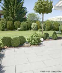 Eine Terrasse Mit Blick Ins Grune Die Rasenflache Wird Abgegrenzt Von Einem Kleinen Beet Hier Finden Sich Auch Wieder Runde Formen Und Straucher Die Sich A In 2020 Garten Landschaftsbau Landschaftsbau Garten