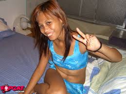 Filipina Amateur Takes Off Her Clothed For Her First Nude Shoot On A Bed -  FAPCAT