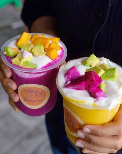 SUPER SEGER!!! Jus Buah Segar + Topping Buah Segar no kaleng-kaleng  disembelih dadakan ya cuma ada di siniiii🥑🤏💦 Selain juice buah ada  Alpukat Kocok juga lho . Favorit banget varian Juice Geerr