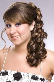 This particular hair style features symmetry in the cutting pattern of the hair. 30 Amazing Haircuts For Chubby Fat Faces To Look Thin