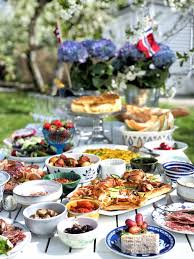 Etter frokosten blir det mulighet til å besøke folketoget i byen. 17 Mai Pa Den Enkle Maten Lille Skinkefabrikk