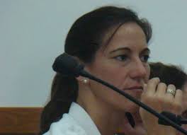 Reflexiones sobre una concejal que junta residuos con una cuadrilla en  playas de San Clemente del Tuyú