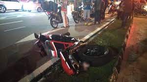 Riding too close to the curb, airport road note that this incident might have happened in malaysia and there is no clarity over it but the below is the video that. Malaysia Motorcycle Accident In Singapore Hobbiesxstyle