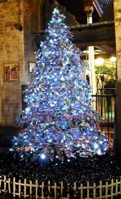 Jika kalian butuh pohon natal anti mainstream untuk perayaan natal mendatang, mungkin pohon natal yang satu ini bisa jadi rekomendasi. 40 Unique Christmas Tree Decoration Ideas
