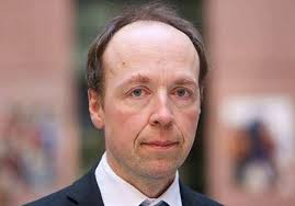 Hän nousi puheenjohtajaksi dramaattisessa jyväskylän puoluekokouksessa vuonna 2017. Halla Aho Astui Toimittajien Eteen Ajaisin Suomen Eroa Eu Sta Kotimaa Aamulehti