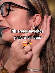 Me encantan los aretes y de estas argollas estilo así cuadráticas, me  enamoré! ✨️ #earrings #hoopearrings #zirconiaearrings #bestearrings  #goldearrings #womenearrings