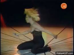 La canzone (per diversi mesi in testa alle classifiche) venne presentata per la prima volta nella trasmissione canzonissima 1974, condotta dalla stessa raffaella carrà. Raffaella Carra Rumore Chile 1980 16 On Make A Gif