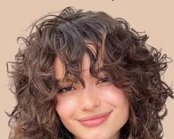 Image de Square Face with Curtain Bangs and Curly Hair