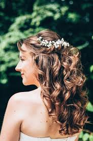 Un événement complet autour du mariage regroupant une diversité de prestataires qualifiés : Les Premieres Tendances Coiffure 2021 Font Leur Apparition Coiffure Coiffure Mariage Facile Tendances Coiffures