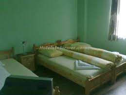 Aku beruntung menerbangkan 3 misi ulang alik , salah satunya di terjemahan dari ulang alik di bahasa inggris. The English Guest House