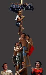 Lomba Panjat Pinang 17 Agustus 2013 Humor Lucu Semuanya Lucu Meme Lucu