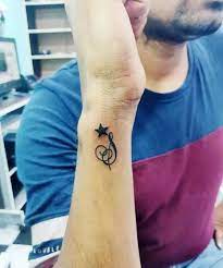 Hand tattoos are a celeb favorite, but they're known to be pretty painful. Pin On Me