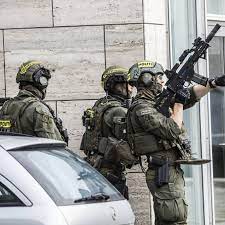 Jeg ejer ikke rettigheder til filmen og den er kun lagt op til underholdning/undervisning dokumentaren kan findes på. Pet Chef Far Historisk Magt Kan Gore Elitesoldater Til Politifolk Med Et Knips Ekstra Bladet