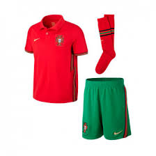 O emblema é um autocolante em vez de ser estampado. Camisolas Portugal Divise Ufficiali Della Nazionale Portuguesa Futbol Emotion