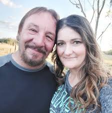 Pizza lea expose "la gravure du Cerf" . Jeune créatrice de pyrogravures sur  bois : https://www.instagram.com/la.gravure.du.cerf?igsh=ZHV3N3J6NDRreGx5  Vente sur place , créations sur demande