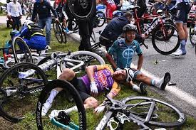 Alors que la première étape du tour de france 2021 a déjà été marquée par un carambolage à 46 kilomètres de l'arrivée, une nouvelle grosse chute a eu lieu à 8 kilomètres du terme. Ej3mb6coblwurm