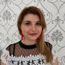 Lara Burgess's Instagram, Twitter & Facebook