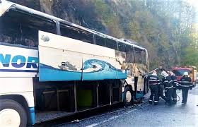 Șoferii care tranzitează defileul jiului au motiv de bucurie pentru că au fost anulate toate restricțiile de pe dn 66. Un Autocar Normandia A Luat Foc Pe Defileul Jiului La Limita Dintre JudeÅ£ele Gorj Si Hunedoara Eurovalcea