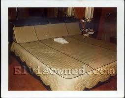 Pin By Cheryl Freitag On Places To Visit Elvis Presley House Graceland Elvis Elvis Presley