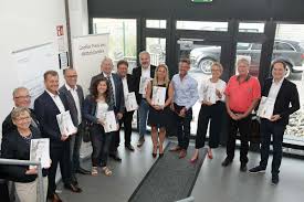 Landrat Johann Kalb überreicht Landkreis-Unternehmen die Urkunde der  Oskar-Patzelt-Stiftung