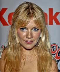 Sienna miller's short hair length was serrated to chin level, with short shaped layers cut at the top and on both sides. Sienna Miller Hairstyles Hair Cuts And Colors