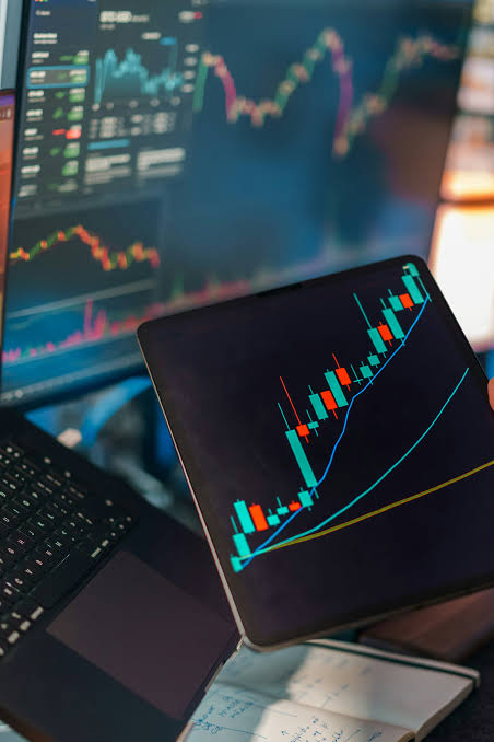 Trading charts displayed on multiple screens and tablet. photo &ndash; Free Business Image on Unsplash