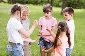 Los juegos tradicionales son aquellos que pasan de generación en generación en una comunidad. 10 Juegos Populares Muy Divertidos Pequeocio