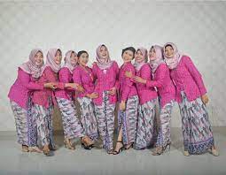 Awalnya dia nolak eh malah dia s*nge terus buka baju wkwk !!! 18 Inspirasi Kebaya Seragam Buat Dipakai Bareng Teman Agar Makin Kompak Dan Sayang Kan