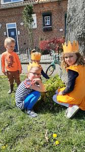 Vouw van de vouwblaadjes driehoeken. Zo Werd Koningsdag Gevierd Kroontjes Zoeken Stoepkrijten En Aubade Bergen Op Zoom Bndestem Nl