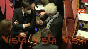 Beppe «dalle molte vite» non è tipo da guardarsi alle spalle, lui da sempre proiettato verso il futuro, sia esso lo spettacolo, il blog, la politica. Salvini Grillo Diceva I Senatori A Vita Non Muoiono Mai La Reazione Della Segre Youtube