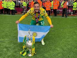 Buendia (right) has just won promotion to the premier league for the second time with norwich. Emiliano Buendia De La Ilusion Del Ascenso A La Premier League Al Sueno De La Seleccion