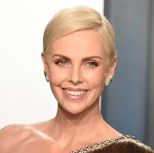 Check spelling or type a new query. Charlize Theron Premiere Erstmals Zeigt Sie Ihre Beiden Tochter Gala De