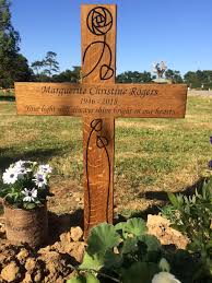 Look At This Beautiful Wooden Memorial Cross The Text Is Engraved Into The Cross We Can Make It Hav Wooden Crosses Diy Wood Crosses Diy Gravesite Decorations