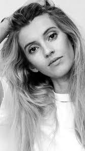 Amanda Linnell's Instagram, Twitter & Facebook