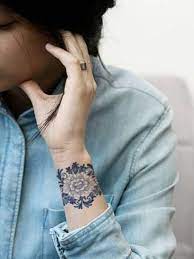 Tatouage Bracelet De Fleurs Tatouage Poignet Plus De 100 Modeles Qui Nous Inspirent