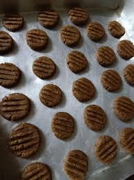 Susun biskut marie dan tuang adunan cream diatas biskut marie. Koleksi 20 Resepi Biskut Raya Lama Tradisional Yang Menggamit Nostalgia