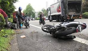 Gambar kemalangan kereta langgar pembahagi jalan. Kemalangan Jalanraya Di Singapura Apa Yang Perlu Dilakukan Mekanika