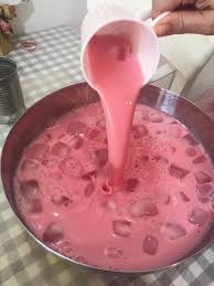 Bancuh air suam bersama susu dan pewarna merah ke dalam jug atau gelas. Sirap Bandung Soda Merah Jambu Yang Paling Legend