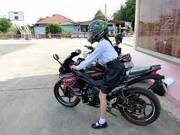 jkがバイクで通学 制服でバイクに乗る女子高生 可愛らしい girls biker298 女性ライダーの魅力 motogirl motovlog モトブログ ガールズバイカー ヘルメット 車 バイク モーターサイクル オートバイ バイカー 女性ライダー ガールズ