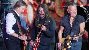 Paul McCartney joined by Dave Grohl and Bruce Springsteen during  Glastonbury headline set | Guitar World