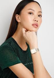 The robinson helicopter company, based at zamperini field in torrance, california, is a manufacturer of civil helicopters. Tory Burch The Robinson Uhr Gold Coloured Silver Coloured Gold Zalando De