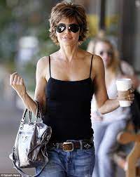 Lisa Rinna Looks Fabulous At 50 As She Picks Up Cup Of Java In Bel Air Short Hair Styles Lisa Rinna Shaggy Short Hair