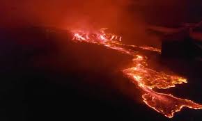 The eruption of mount nyiragongo on saturday night sent about 5,000 people fleeing from the city of goma across the nearby border into rwanda, while another 25,000 sought refuge to the north west. Yyufirmfapkekm