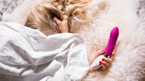 Wie benutzt man einen Vibrator – Tipps und Tricks, um sicher zum Orgasmus  mit Vibrator zu kommen | Lovefreund.de