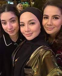 Kerjayanya bermula selepas dinobatkan sebagai juara dewi remaja 2009/10 dan terkenal menerusi lakonannya sebagai alisya dalam drama bersiri kau yang terindah yang bersiaran. Biodata Noor Nabila Kakak Pelakon Neelofa Iluminasi