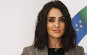 She made her film debut in ferzan özpetek's saturn in opposition (2007) for which she won the david di donatello for best supporting actress as well as the nastro d'argento for best supporting actress, the ciak d'oro and the globo d'oro. Ambra Angiolini At A Pole Dance Lesson Curler Ruetir