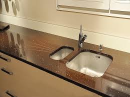 Le granit de par sa nature et sa dureté correspond à un matériau idéal pour les plans de travail cuisine.insensible à la chaleur, aux rayures et aux taches de graisse. Interieur Granit Plan De Travail En Quartz Quarella Maron Luciente Finition Polie